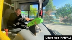 Водитель за рулем городского автобуса в Шымкенте. 11 апреля 2023 года