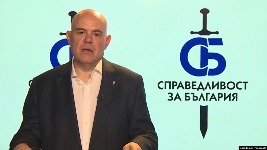 Иван Гешев на фона на логото на новото си патриотично движение.