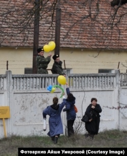 Хатыннар украин хәрбиләренә шарлар бирә, 2014 елның марты