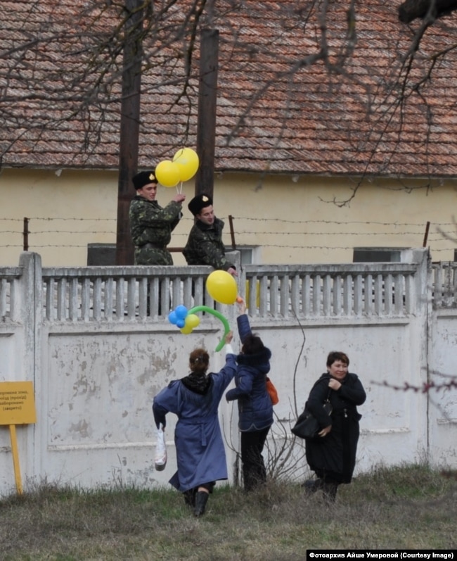 Мешканки Бахчисарая та українські військові, Бахчисарай, березень 2014 року