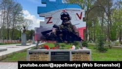 Мемориал в поселке Красногвардейское в честь российских военнослужащих, убитых во время полномасштабного вторжения России в Украину. Крым, 20 апреля 2023 года
