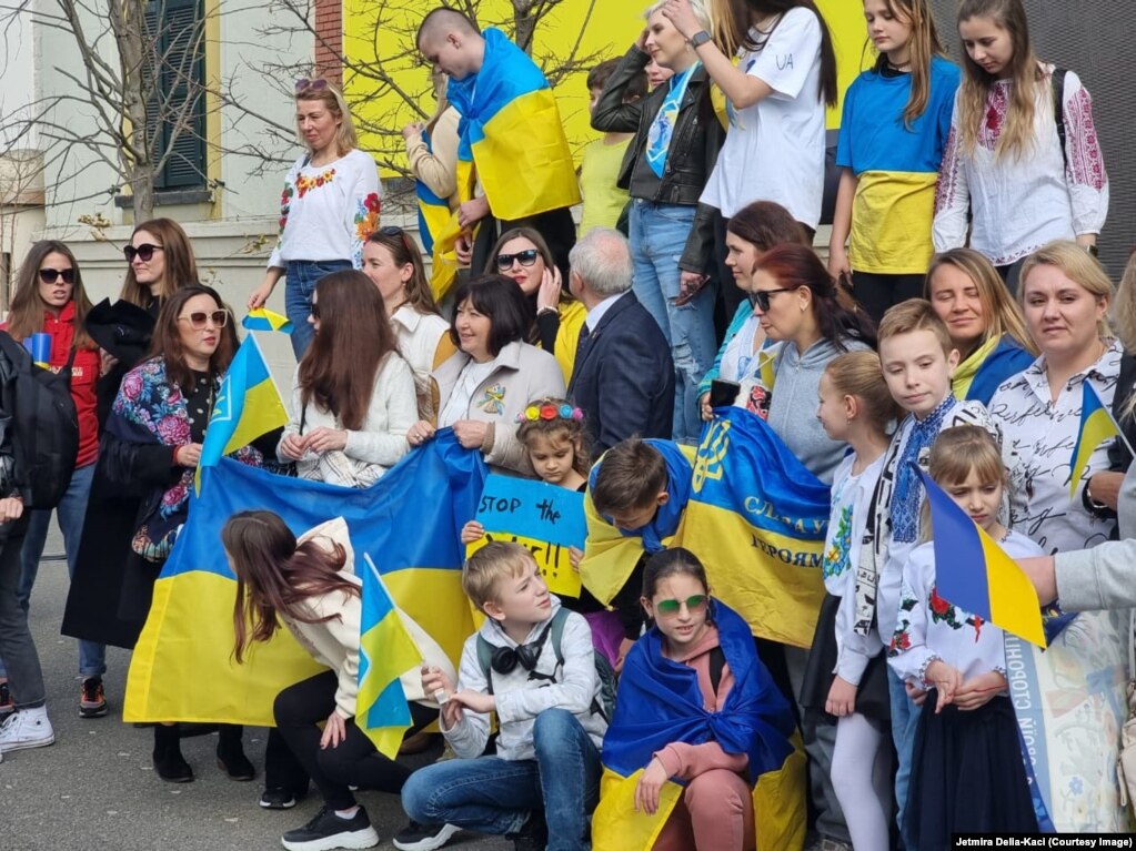 Veshje me motive ukrainase e flamuj ukrainas kishin zgjedhur qytetarët&nbsp; në shenjë solidarizimi me Ukrainën.