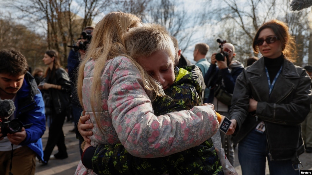 Un grup de 31 de copii ucraineni au fost reuniţi cu familiile lor la câteva luni după ce au fost luaţi din casele lor şi deportaţi în teritoriile ocupate de Rusia.