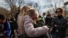 Ірина обіймає свого 13-річного сина Богдана, який поїхав до організованого Росією літнього табору з непідконтрольних уряду територій, а потім був вивезений до Росії. Київ, 8 квітня 2023 року