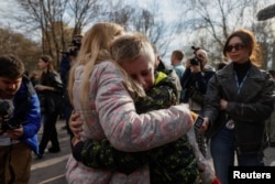 Ірина обіймає свого 13-річного сина Богдана, який поїхав до організованого Росією літнього табору з непідконтрольних уряду територій, а потім був вивезений до Росії. Київ, 8 квітня 2023 року