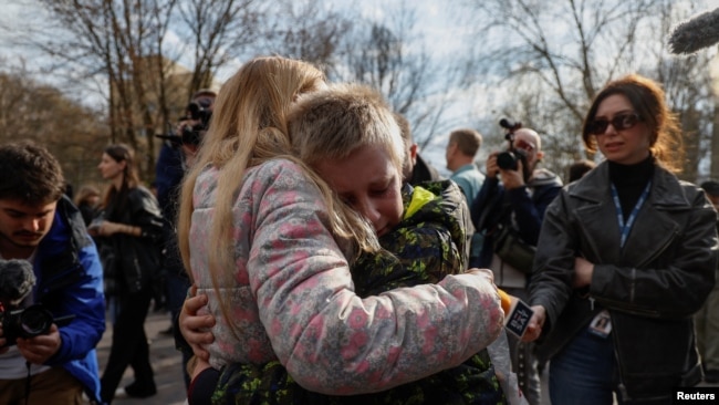 Більшість з незаконно вивезених дітей потрапляла в Ростовську область, Краснодарський край і окупований Крим – в дитячі табори, санаторії, пункти тимчасового перебування – це були транзитні зони