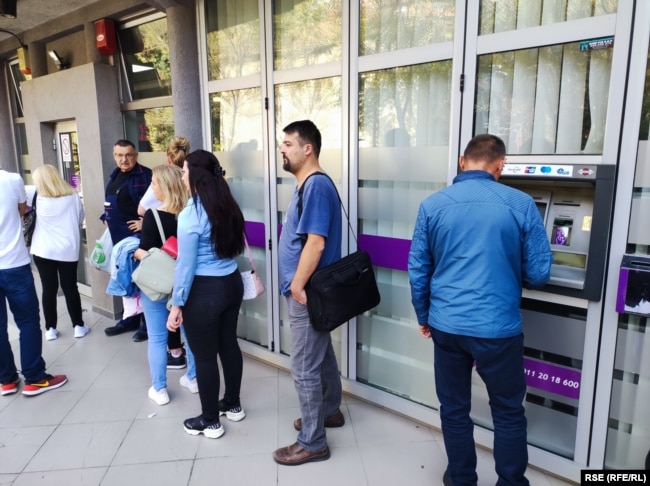 Pritjet para bankomatëve në Mitrovicë të Veriut.