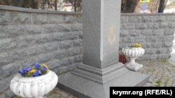 Фіалки жовтого та синього кольору біля пам'ятника Лесі Українки, 8 квітня 2023 року