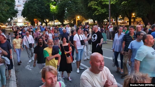 Građani na protestu protiv nasilja u Zaječaru na istoku Srbije, 7. jul 2023.