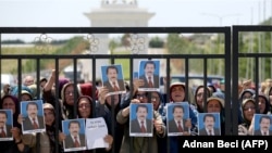 Pjesëtarët e Organizatës së Muxhahedinëve të Popullit të Iranit (MEK) duke mbajtur fotografinë e një personi të vdekur gjatë protestave në Shqipëri më 20 qershor 2023.