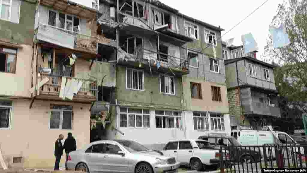 Жилой дом в Степанакерте, частично разрушенный в результате обстрела. Азербайджан и этнические армяне договорились провести переговоры 21 сентября в азербайджанском городе Евлахе, примерно в 265 километрах к западу от Баку