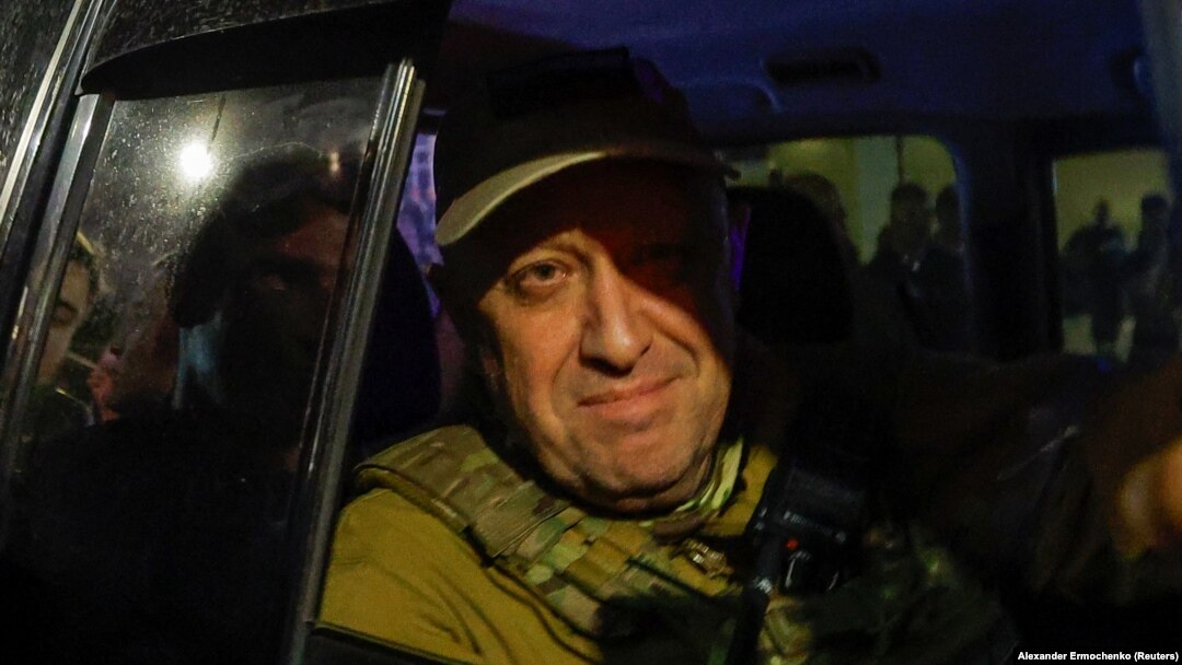 Șeful mercenarilor Wagner, Evgheni Prigojin, părăsește sediul central al Districtului Militar Sud odată cu retragerea forțelor sale paramilitare din orașul Rostov pe Don, Rusia, 24 iunie 2023.