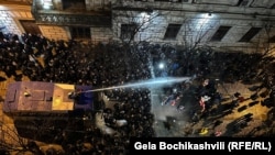 2023 წლის მარტი, პოლიცია შლის „აგენტების კანონის“ საწინააღმდეგო აქციას.