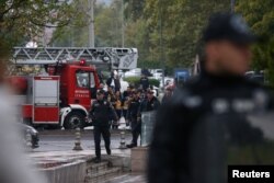 Офіцери поліції стоять на варті біля Міністерства внутрішніх справ після вибуху в Анкарі, Туреччина, 1 жовтня 2023 року. REUTERS
