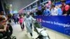 Putnici prolaze pored natpisa "Dobrodošli u Šengen", nekoliko minuta nakon ponoći 30. na 31. mart, Aerodrom "Henri Coanda" kod Bukurešta, Rumunija