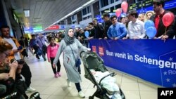 Putnici prolaze pored natpisa "Dobrodošli u Šengen", nekoliko minuta nakon ponoći 30. na 31. mart, Aerodrom "Henri Coanda" kod Bukurešta, Rumunija