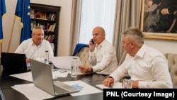 Nicolae Ciucă (președintele PNL - stânga), Rareș Bogdan (prim-vicepreședinte PNL - centru) și Lucian Bode (secretarul general al PNL - dreapta), în ziua alegerilor locale și europarlamentare, 9 iunie, la sediul PNL.