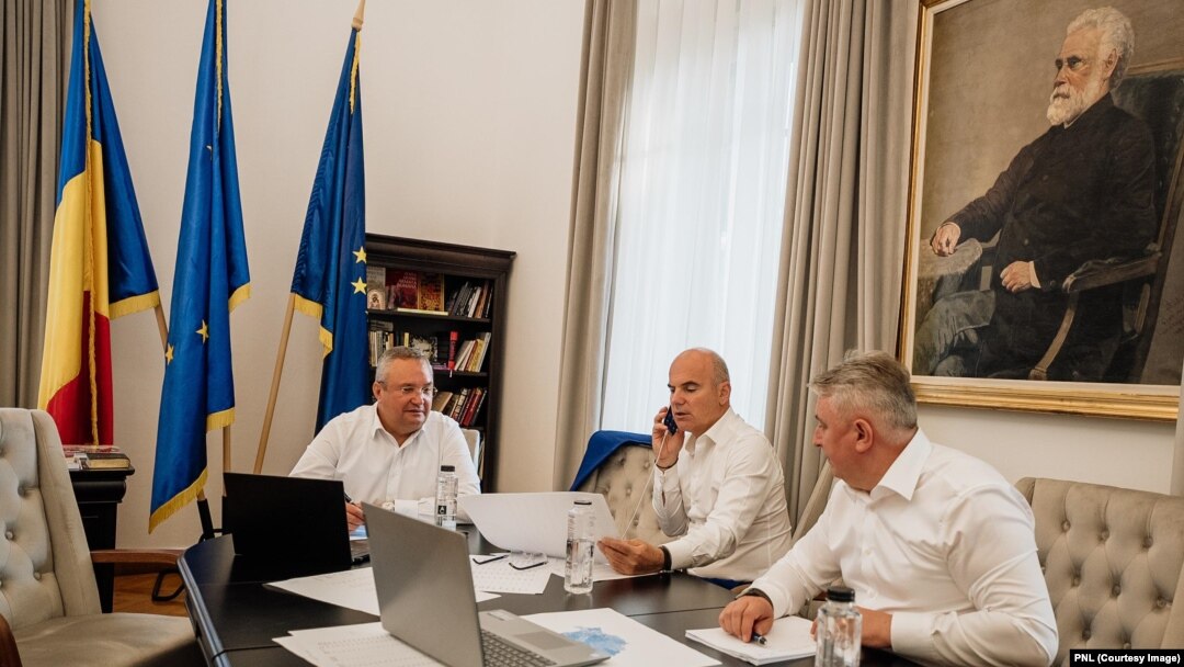 Secretarul general al PNL, Lucian Bode (dreapta), alături de prim-vicepreședintele Rareș Bogdan (centru) și președintele PNL, Nicolae Ciucă - la rândul său acuzat de plagiat -, în ziua alegerilor locale și europarlamentare, 9 iunie 2024.
