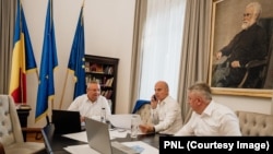 Secretarul general al PNL, Lucian Bode (dreapta), alături de prim-vicepreședintele Rareș Bogdan (centru) și președintele PNL, Nicolae Ciucă - la rândul său acuzat de plagiat -, în ziua alegerilor locale și europarlamentare, 9 iunie 2024.