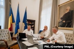 Nicolae Ciucă, Lucian Bode și Rareș Bogdan, în sediul PNL, în ziua alegerilor locale și europarlamentare