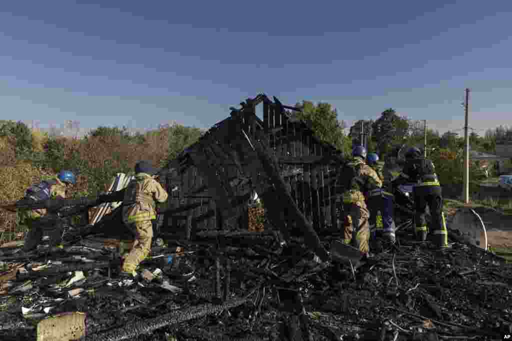 Пожежники розбирають завали після російського ракетного обстрілу в Костянтинівці, Донецька область, 27 вересня 2023 року.