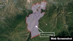 Ғарыштан түсірілген сурет пен Болат Назарбаевтың иелігінде болған жердің салыстырмалы картасы. Скриншот Google Earth қосымшасынан жасалды.