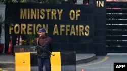 وزارت خارجۀ پاکستان حمله به قنسولگری این کشور در فرانکفورت را محکوم کرده و کوتاهی مقام‌های جرمنی در تأمین امنیت را نکوهش کرده است.