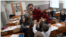Imagine de la liceul „George Meniuc” din Chișinău. Vladimir Cebotari este singurul profesor de clase primare din această instituție de învățământ