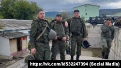 Российские военнослужащие на территории военного городка в Перевальном, где находится ППД 126-й ОБрБО, сентябрь 2022 года