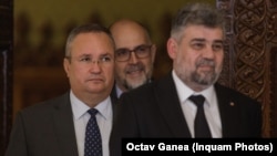 Nicolae Ciucă (stânga) va fi urmat la șefia guvernului de Marcel Ciolacu (dreapta). În spate este Kelemen Hunor, liderul UDRM - partid care face parte din coaliția de guvernare. 