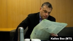 Orbán Viktor miniszterelnök újságot olvas Budapesten, a Magyar Rádió stúdiójában 2013. február 15-én (képünk illusztráció)