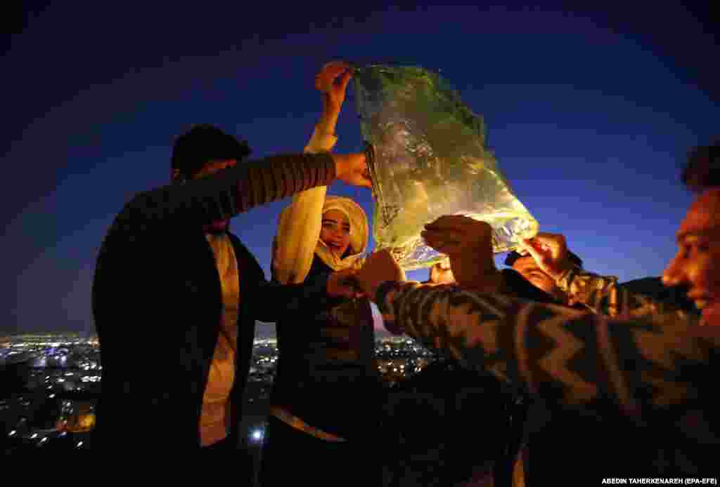 Mladi puštaju svjetiljke želja na ceremoniji vatre pod nazivom Chaharshanbe Suri u Teheranu, Iran.