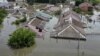 На фото затоплений район Херсона. В окупованих Росією Олешках по той бік Дніпра ситуація така ж, але людям ніхто не допомагає, зв'язку майже немає