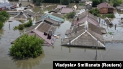 На фото затоплений район Херсона. В окупованих Росією Олешках по той бік Дніпра ситуація така ж, але людям ніхто не допомагає, зв'язку майже немає