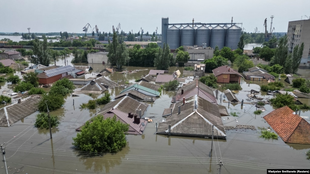 Затоплена територія у Херсоні після прориву дамби у Новій Каховці, 7 червня 2023 року