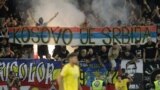 Un grup de ultrași a afișat la meciul de fotbal România - Kosovo de marți un banner cu inscripția „Kosovo je Srbija” (Kosovo e Serbia). Paradoxal, mesajul are un corespondent în poziția României față de Kosovo, a cărei independență nu o recunaște.