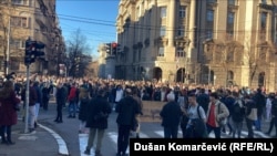 Studentë bllokojnë rrugën "Kneza Milosha" në Beograd të Serbisë, më 25 dhjetor 2023.