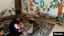 Palestinska porodica, koja je pobegla iz kuće zbog izraelskih napada, sklonište je pronašla u jednom vrtiću u Kan Junisu na jugu Pojasa Gaze, 10. oktobra 2023.