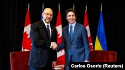 Прем’єр-міністр України Денис Шмигаль (ліворуч) і голова уряду Канади Джастін Трюдо. Торонто, 11 квітня 2023 року