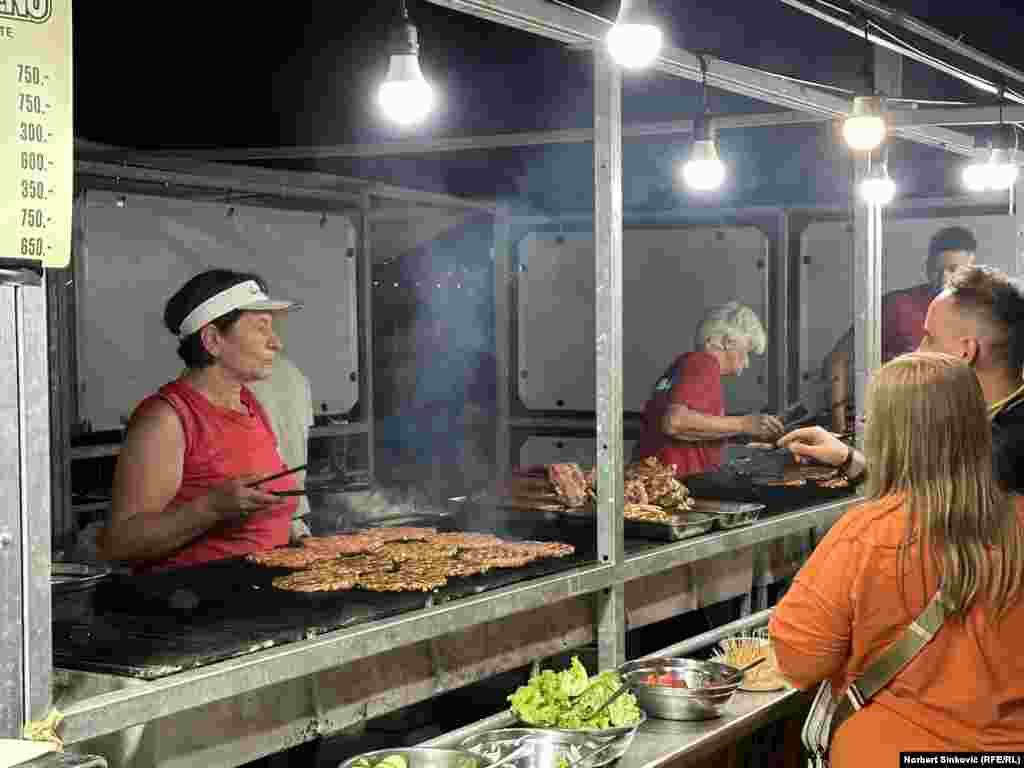 Veliki broj posetilaca je i ove godine izabralo domaću hranu u Fud korneru (Food corner).