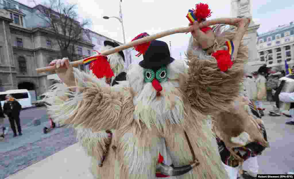 Muškarac obučen u krzno i s maskom na licu pleše u Bukureštu. Organizatori Međunarodnog festivala zimskih tradicija su istakli da je manifestacija imala za cilj da &quot;poveća vidljivost rumunske kulture na međunarodnom sceni&quot;.