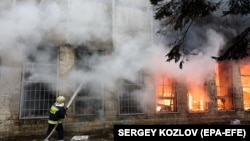 Рятувальники гасять пожежу на місці влучання в Харкові, 20 березня 2024 року