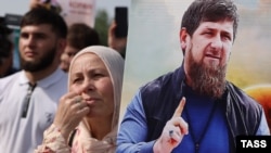 Женщина держит портрет Рамзана Кадырова на митинге. Грозный, 2023 год / Иллюстративное фото