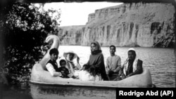 Familja Moradi në një varkë të vogël në formë mjellme në Luginën Bamiyan më 17 qershor. Familja udhëtoi nga Helmandi për pushimet e saj verore.