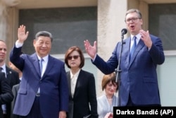 Xi Jinping (majtas) shikon teksa presidenti serb, Aleksandr Vuçiq flet në Pallatin Serb, 8 maj.