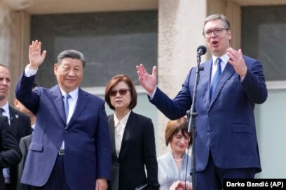 Xi Jinping (majtas) shikon teksa presidenti serb, Aleksandr Vuçiq flet në Pallatin Serb, 8 maj.