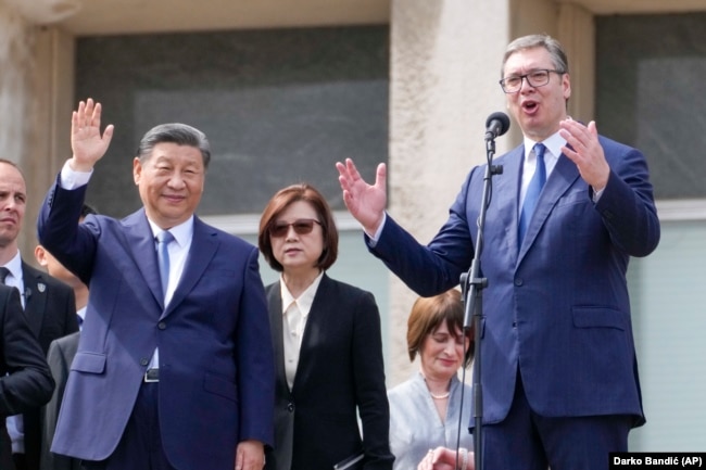 Xi Jinping (majtas) shikon teksa presidenti serb, Aleksandr Vuçiq flet në Pallatin Serb, 8 maj.