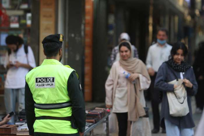 Un agente di polizia iraniano si trova in una strada durante la rinascita della polizia morale a Teheran il 16 luglio 2023.