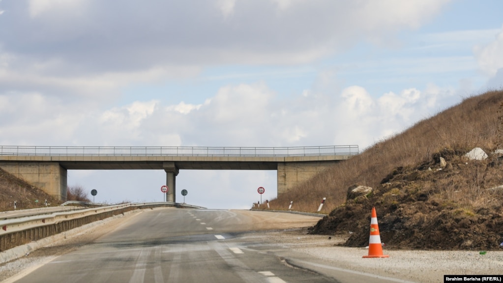 &quot;Ky projekt me probleme të shumta, ka qenë temë diskutimi për një kohë të gjatë dhe një ndër projektet më të stërzgjatura&rdquo;, tha ministri i Infrastrukturës, Liburn Aliu, më 8 shkurt.