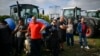 Poljoprivrednici iz EU redovno su blokirali granice Ukrajine zbog izvoza ukrajinske robe, za koju kažu da preplavljuje njihova tržišta. Na fotografiji poljoprivrednici tokom na protestu zbog ukidanja zabrane uvoza žitarica iz Ukrajine, u Dragomanu, blizu granice sa Srbijom, 2023.